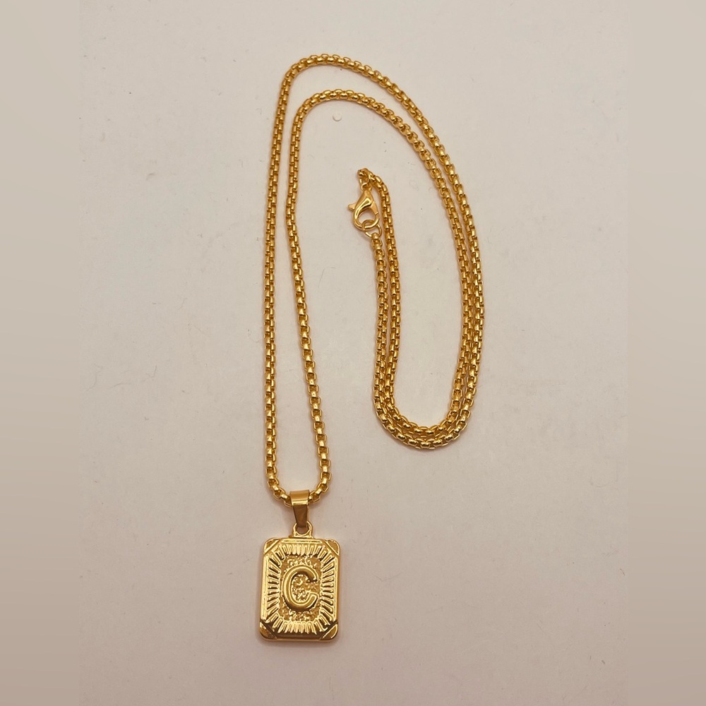 Gold plated unisex necklace letter C design - Picture 5 of 5